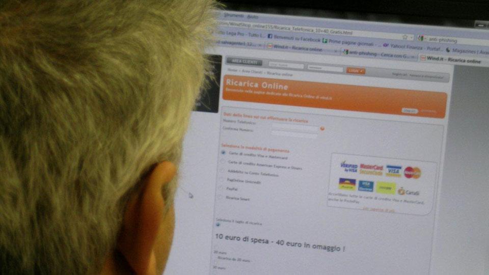 Paga l’assicurazione online ma è un truffa 