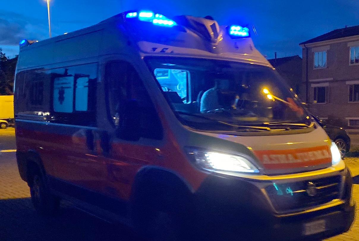 Un'ambulanza in servizio notturno (foto d'archivio)