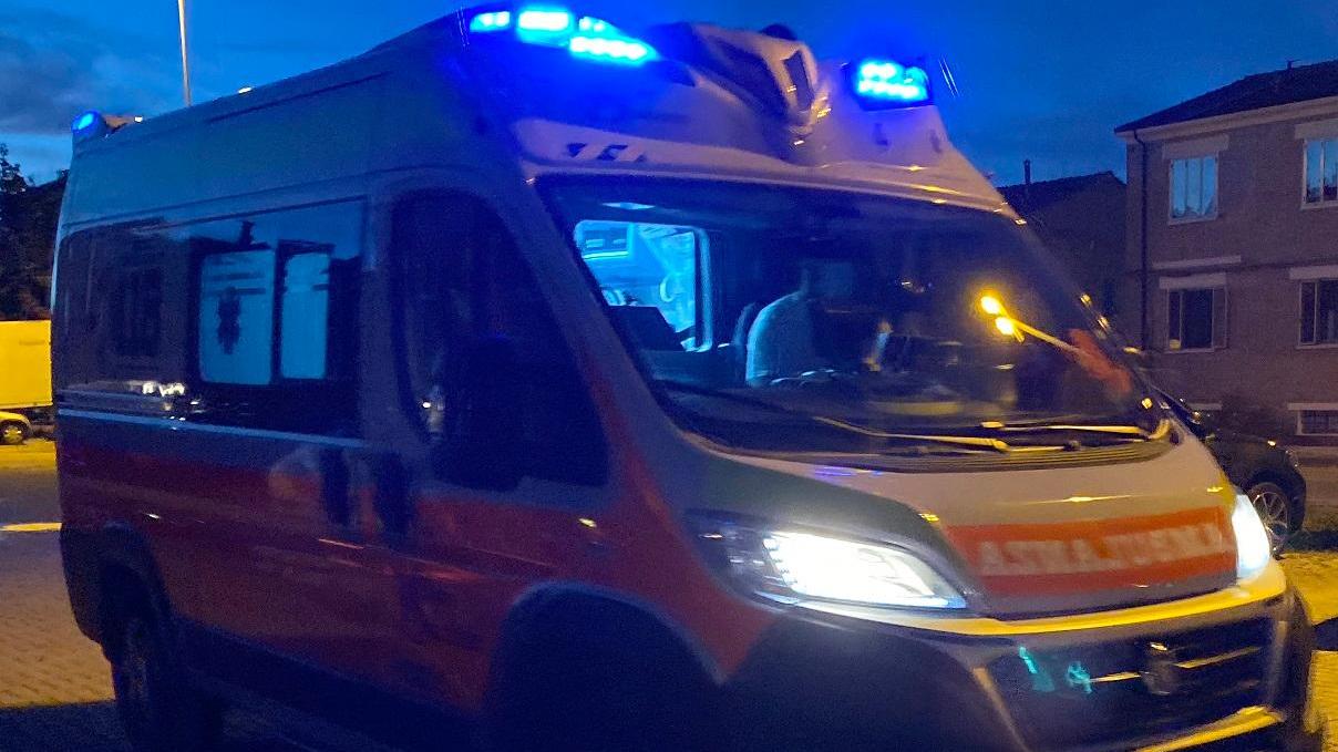 Un'ambulanza in servizio notturno (foto d'archivio)