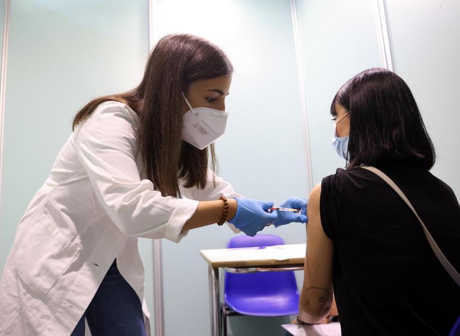 Coronavirus, vaccinate in due regioni: niente pass