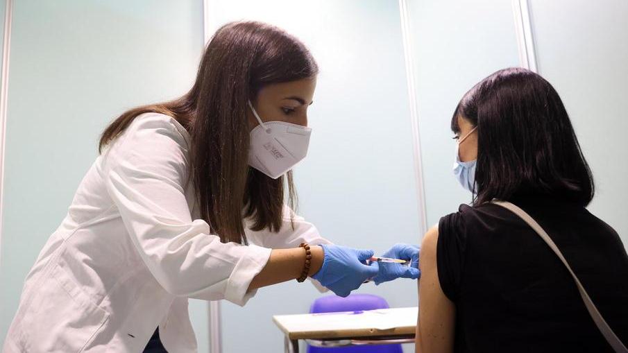 Coronavirus, vaccinate in due regioni: niente pass