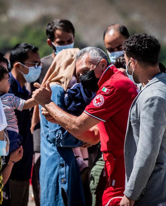 Alcuni profughi arrivati in Italia in un campo d’accoglienza