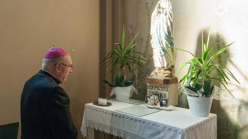 Monsignor Massimo Camisasca all’arrivo in chiesa si è inginocchiato a pregare davanti alla statua della Madonna che i vandali hanno decapitato