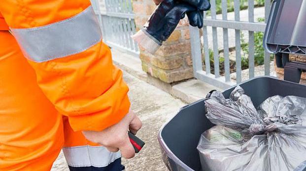 La protesta: Tari aumentata da 30 a 100 euro a famiglia