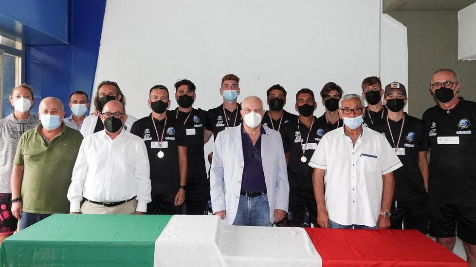 Il Viareggio Under 20 premiato per lo scudetto Fazzini con gli azzurri