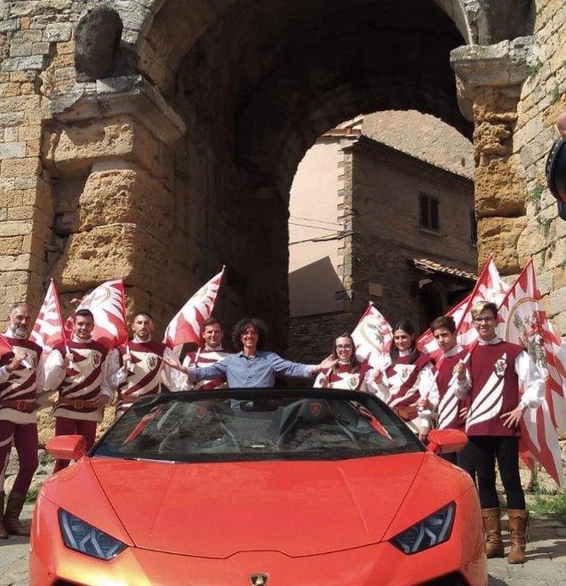 Sbandieratori protagonisti in un video della supercar