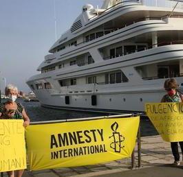 Protesta davanti allo yacht del figlio del presidente