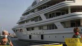 Protesta davanti allo yacht del figlio del presidente