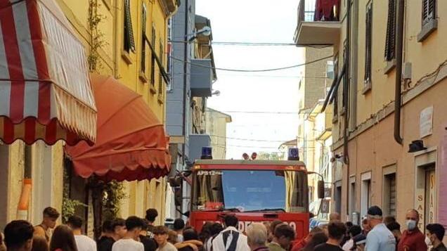 Borsa lanciata su un tetto Arrivano i vigili del fuoco
