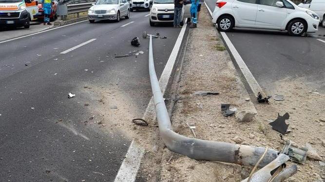 Auto abbatte un lampione conducente all’ospedale
