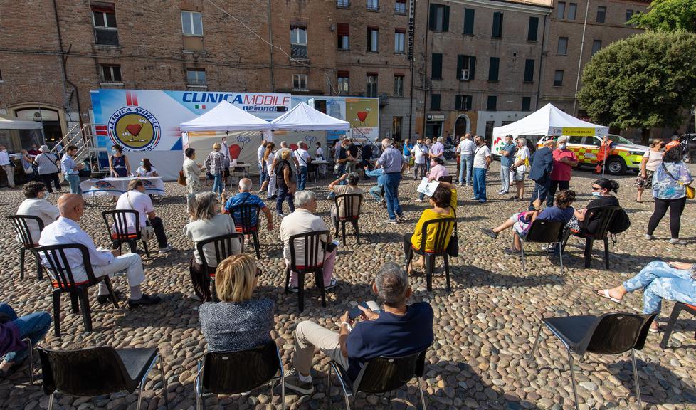 Tutti in fila per l’esame cardiaco «Sto bene ma non voglio rischiare» 