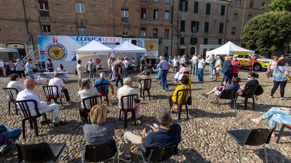 Tutti in fila per l’esame cardiaco «Sto bene ma non voglio rischiare»