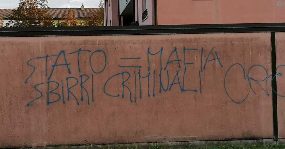 Scritte contro la Polizia 