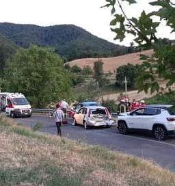 Ubriaca e drogata causa uno schianto 25enne nei guai