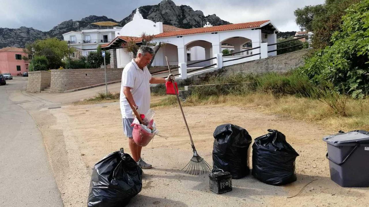 Protesta a Liscia di Vacca: «Raccolgo i rifiuti degli incivili»