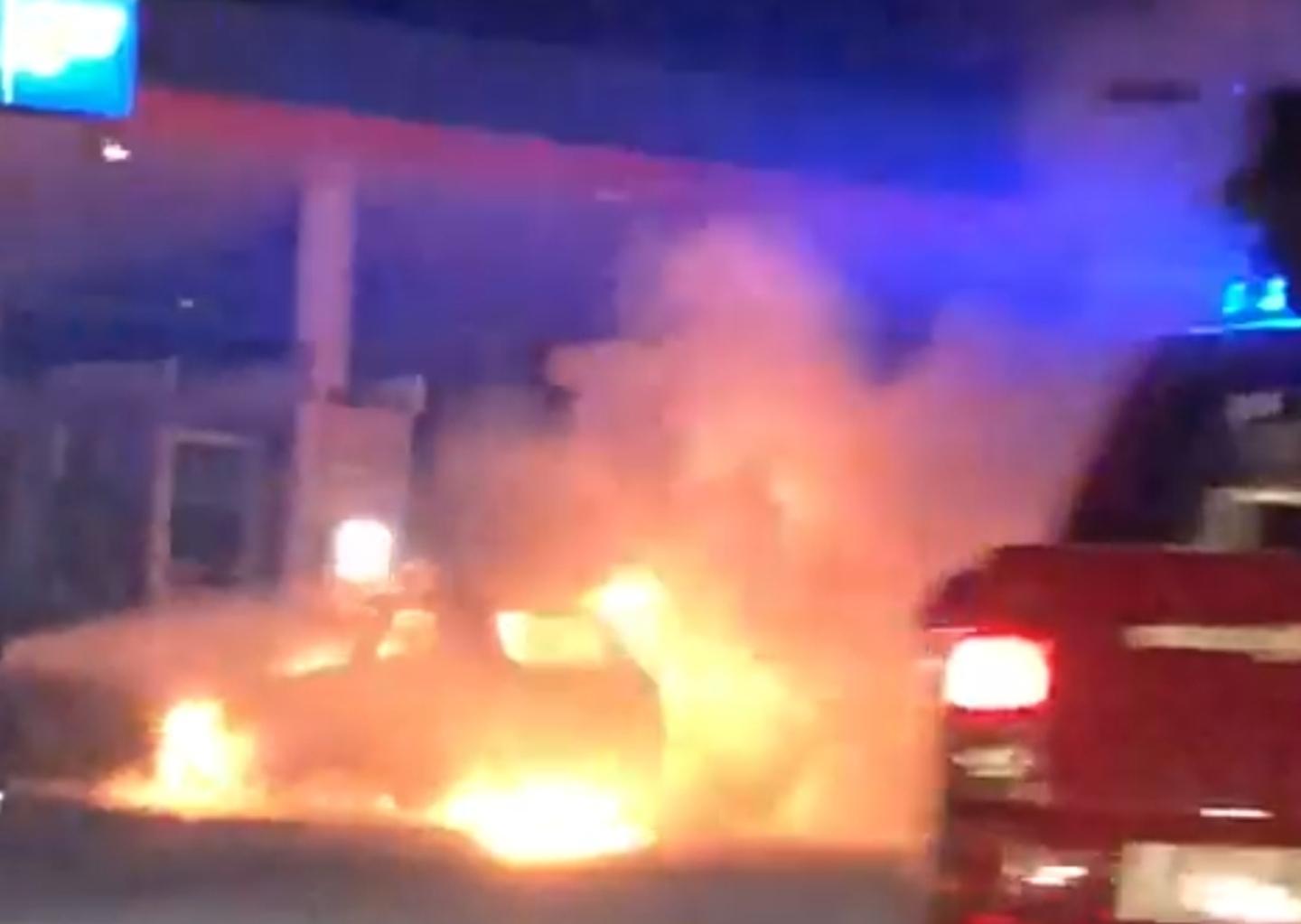 Due auto a fuoco in una stazione di servizio