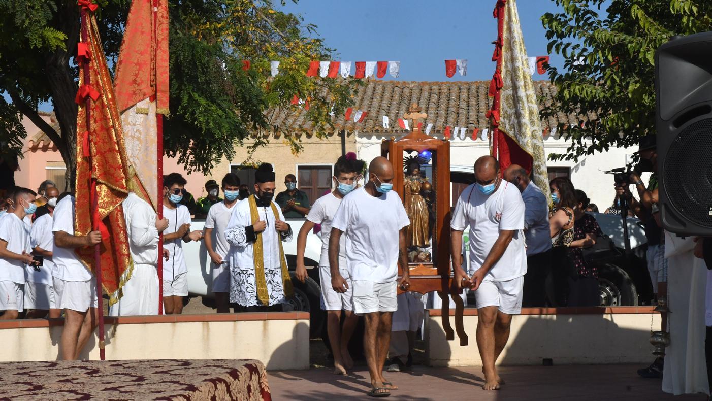 La statua di San Salvatore arriva al villaggio in auto 