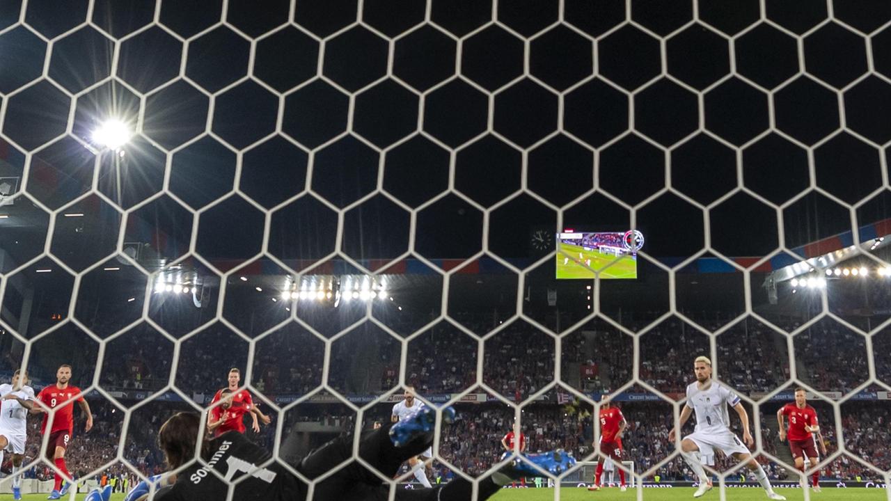 Jorginho si fa parare il rigore dal portiere elvetico Sommer