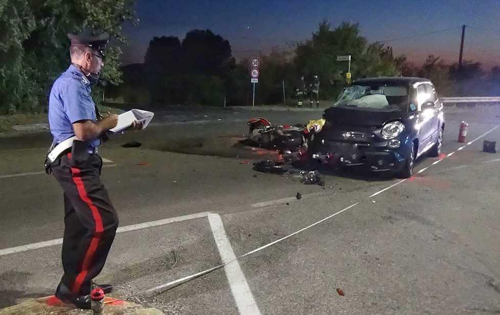 Scontro con un’auto, morta coppia in moto
