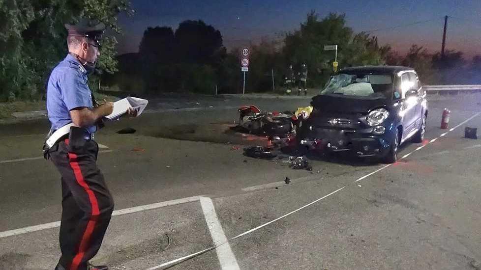 Scontro con un’auto, morta coppia in moto