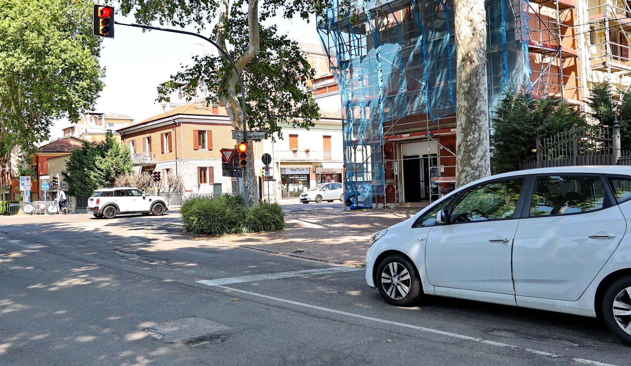 Ferrara, semaforo con video. In tre incroci transito col “rosso” telecontrollato 