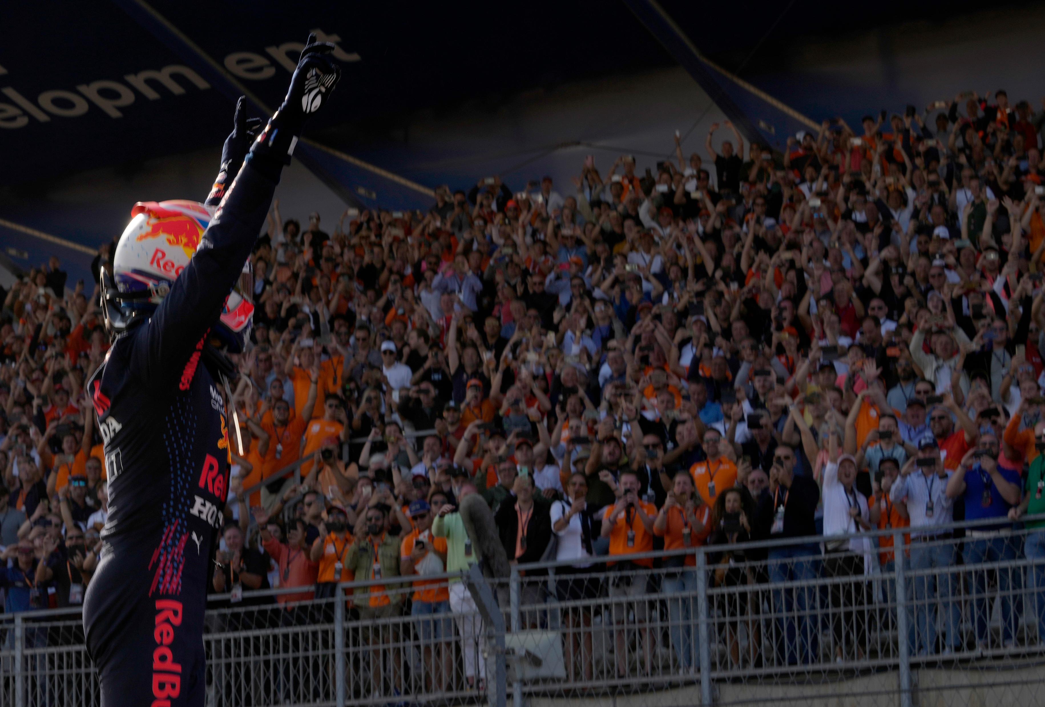 Max Verstappen alza le braccia al cielo dopo aver trionfato nel Gran premio d’Olanda davanti al pubblico di casa