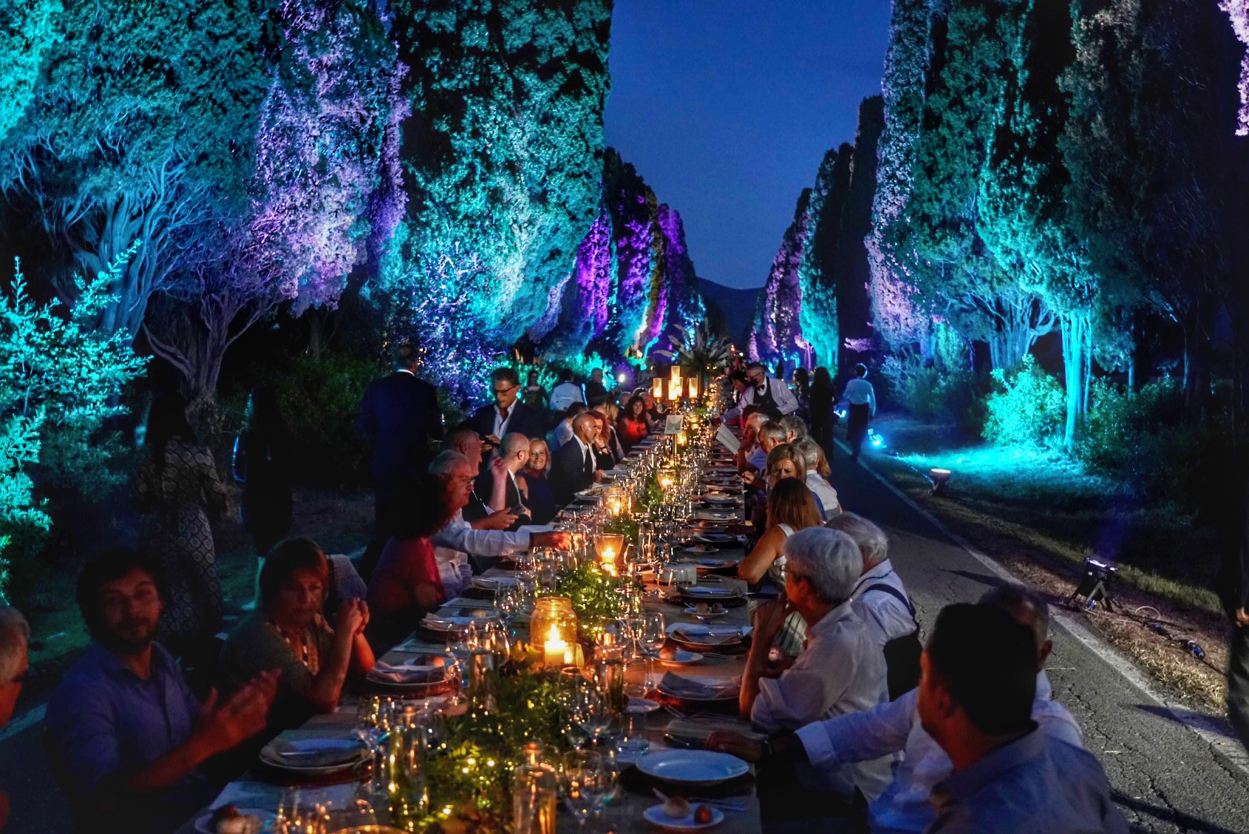 La cena sotto le stelle sul viale di Bolgheri organizzata dal Consorzio Bolgheri Doc e Bolgheri Sassicaia