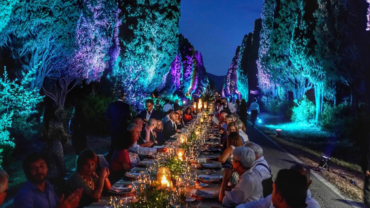 La cena sotto le stelle sul viale di Bolgheri organizzata dal Consorzio Bolgheri Doc e Bolgheri Sassicaia