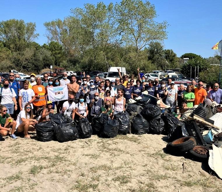 Lido Volano, recuperati 25 quintali di rifiuti: spiaggia e pineta ringraziano 