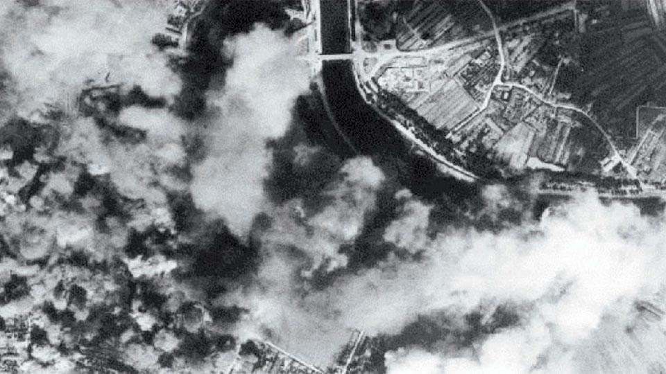Una foto scattata dall’alto, da uno degli aerei che effettuarono il bombardamento: testimonia la gravità degli effetti sulla città