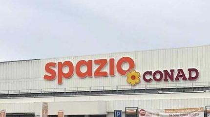 Conad, secondo furto in due mesi: passano dal tetto e rubano tablet