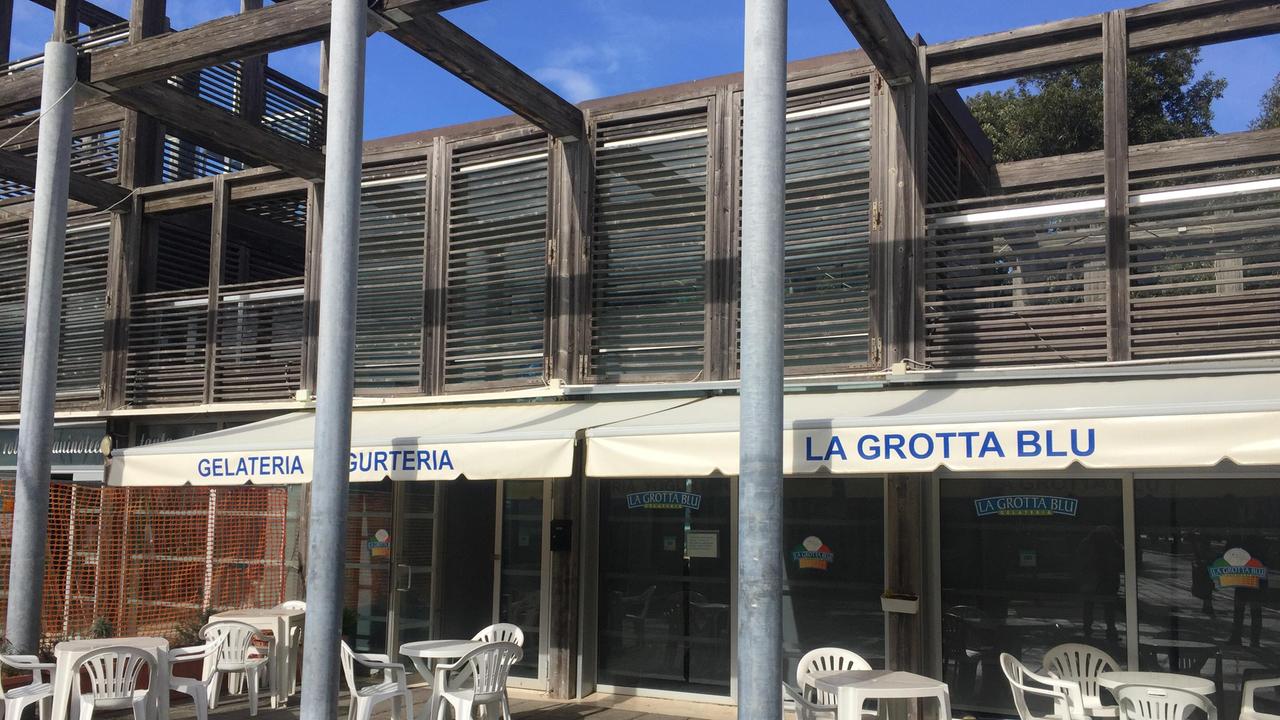 La gelateria "La Grotta Blu" di viale Italia (foto d'archivio)