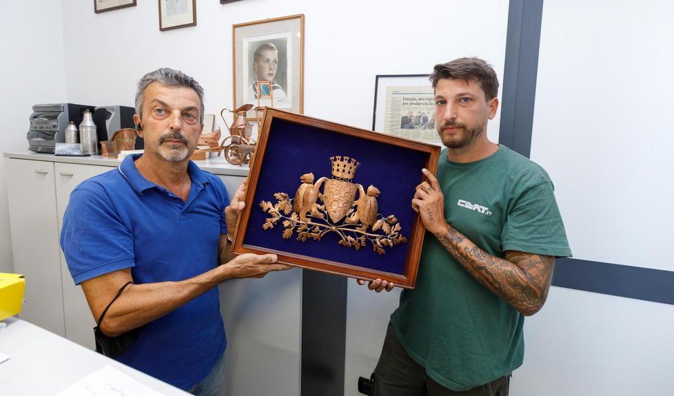 Alessandro e Michele Mungai mostrano una delle opere in rame di Mirto Mungai