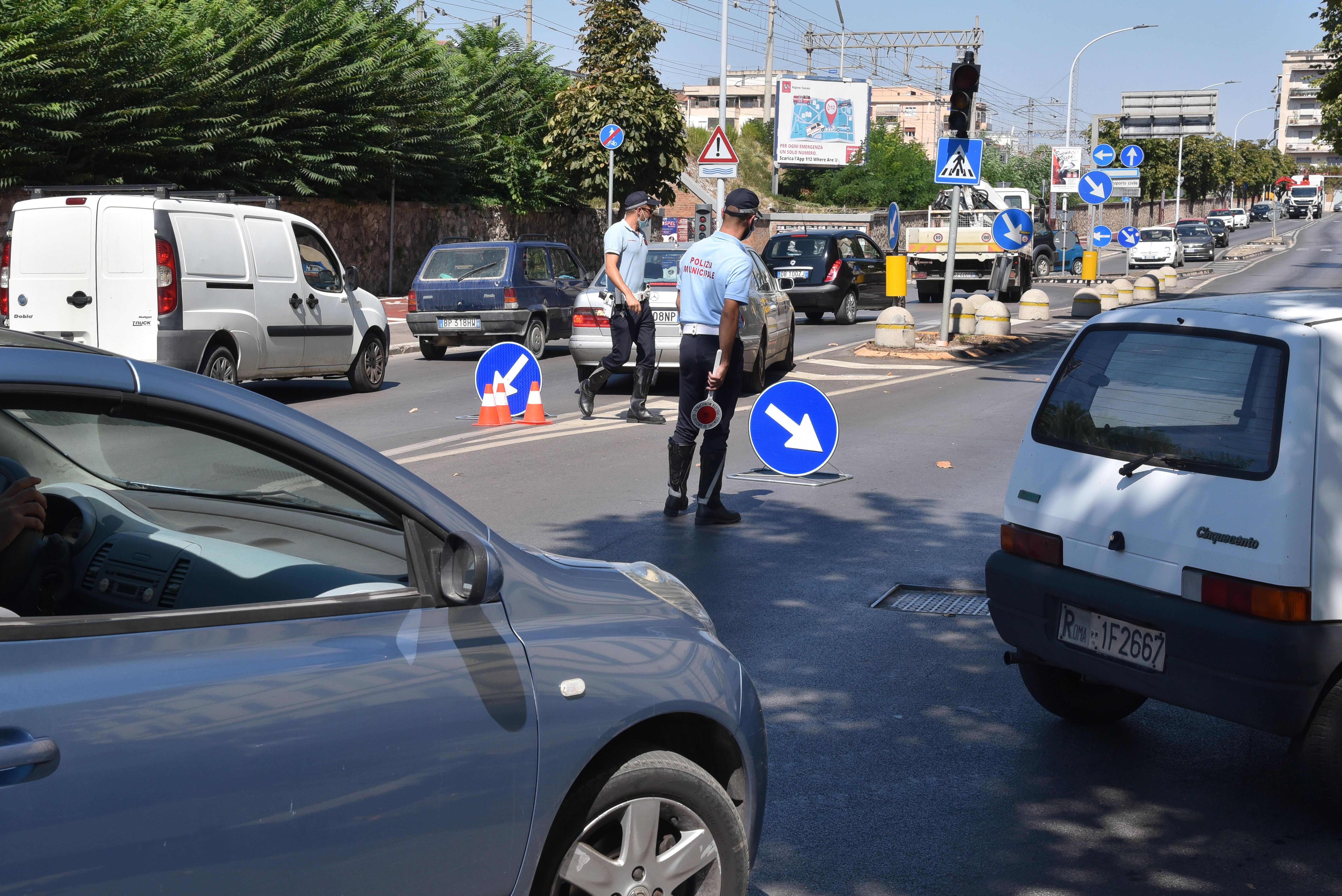 L'intervento della polizia municipale all'altezza del ponte dei Macelli (Foto Agenzia BF)