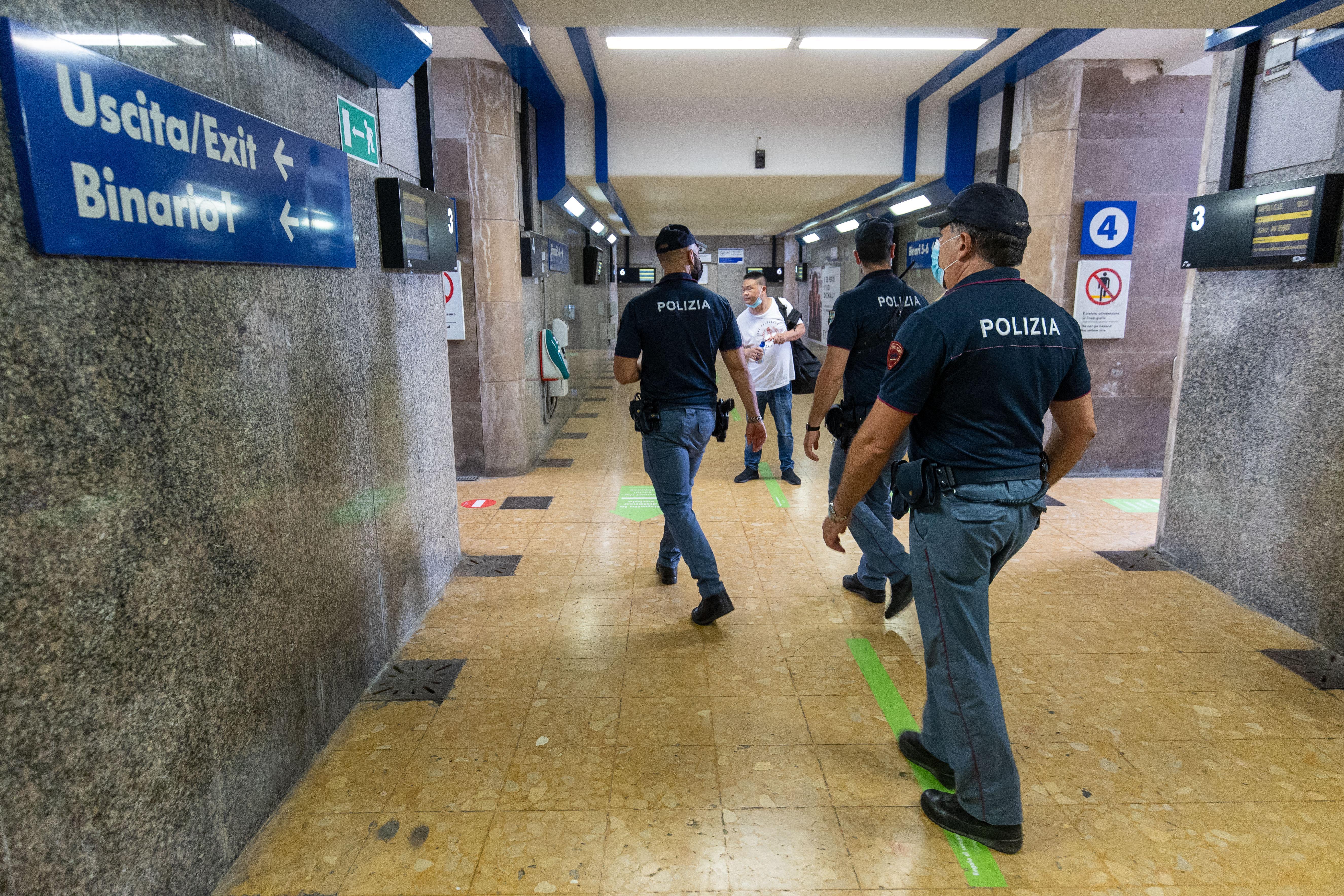 Ferrara, le dà un passaggio poi viene picchiato e rapinato