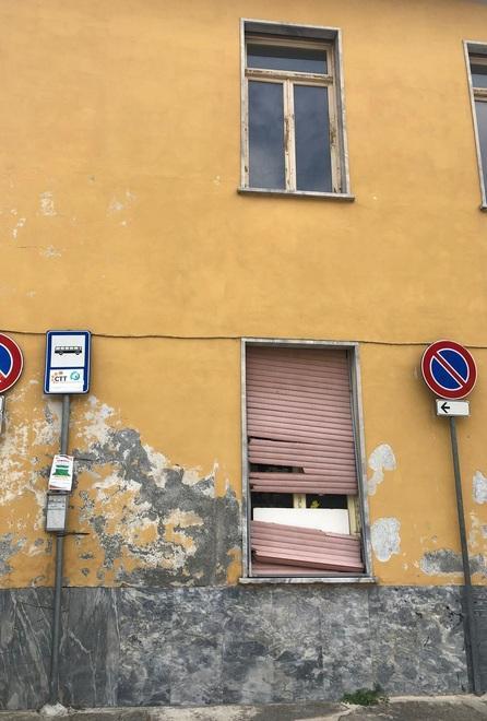 La ex scuola di Colonnata nel degrado