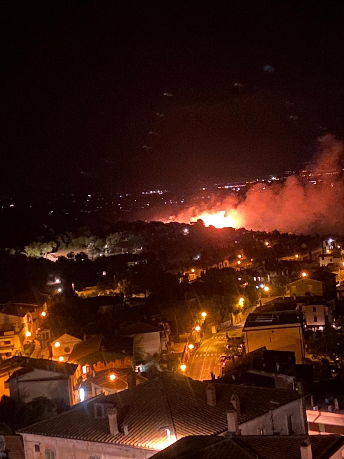 Maxi incendio a Capalbio: evacuate alcune abitazioni e un residence - Video 