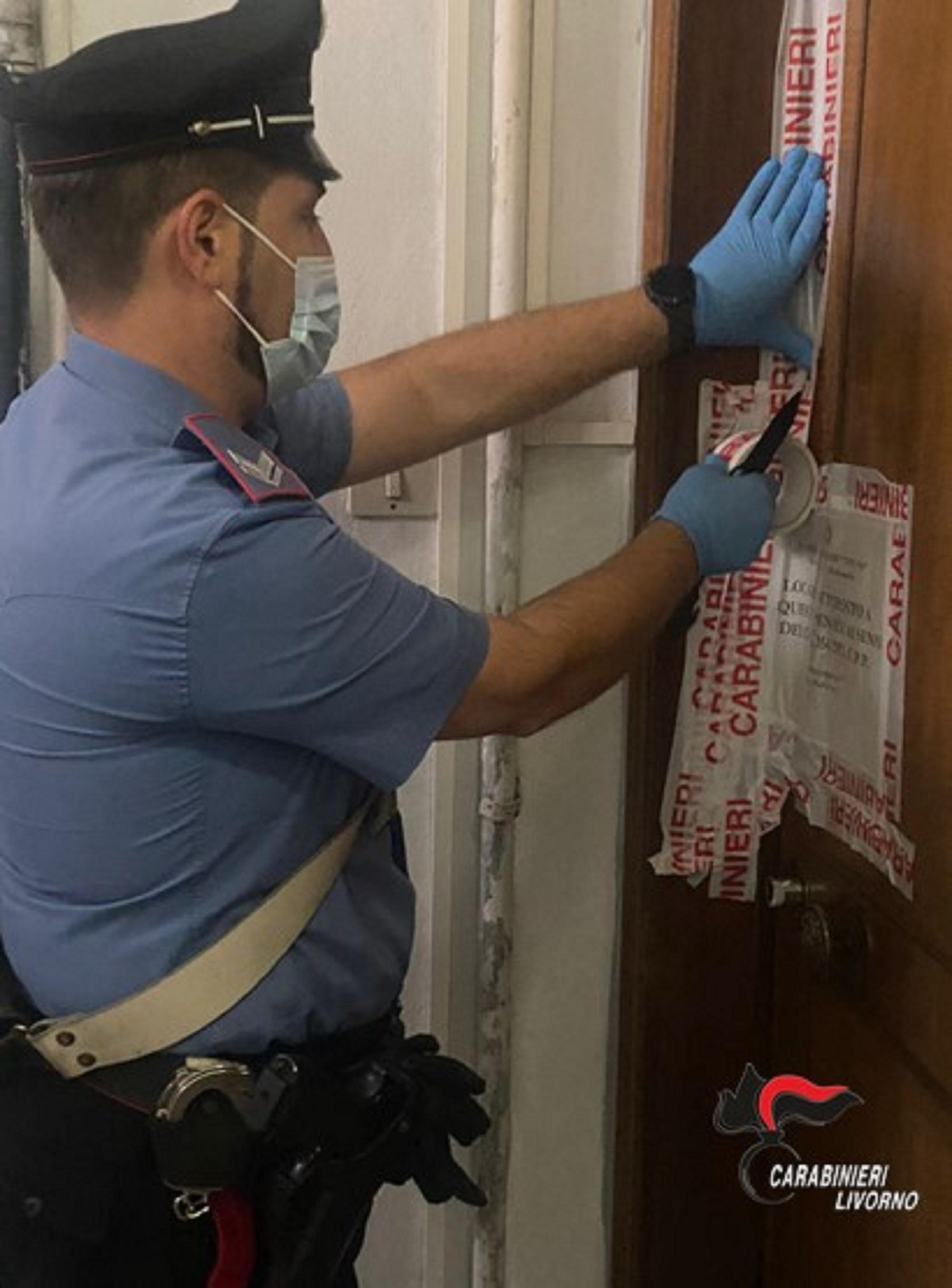 Un carabiniere mette sigilla l'appartamento di Nazzaro Cerrai
