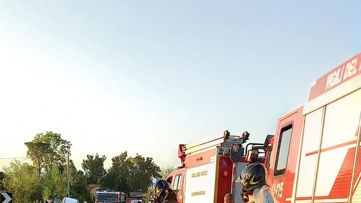 I vigili del fuoco intervenuti sull'incidente. In fondo le auto coinvolte