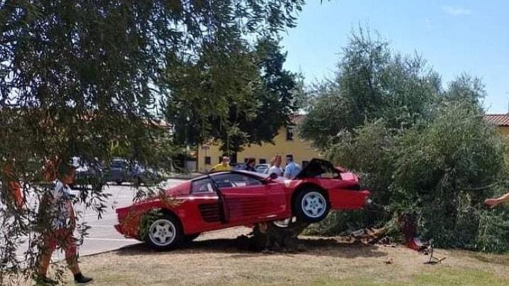 Con la Ferrari sgomma in piazza per realizzare un video e si schianta contro un olivo - Video