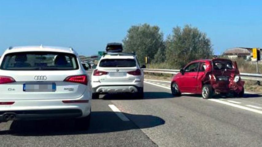 Auto tamponata: 4 in ospedale