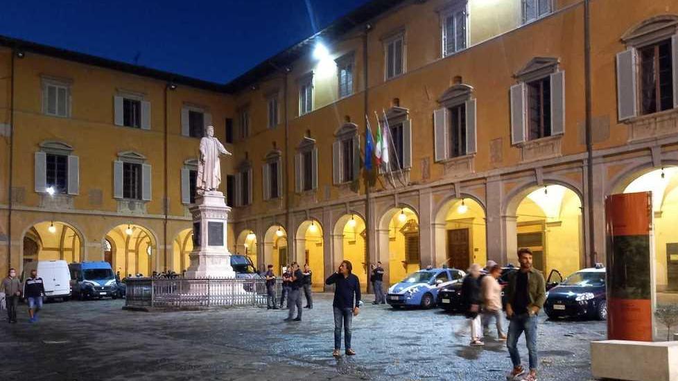 Piazza del Comune vietata ai lavoratori della Texprint
