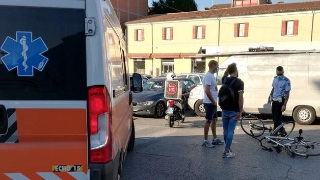 Investito in bicicletta soccorso dal 118
