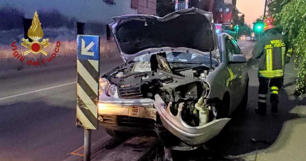Schianto contro un lampione