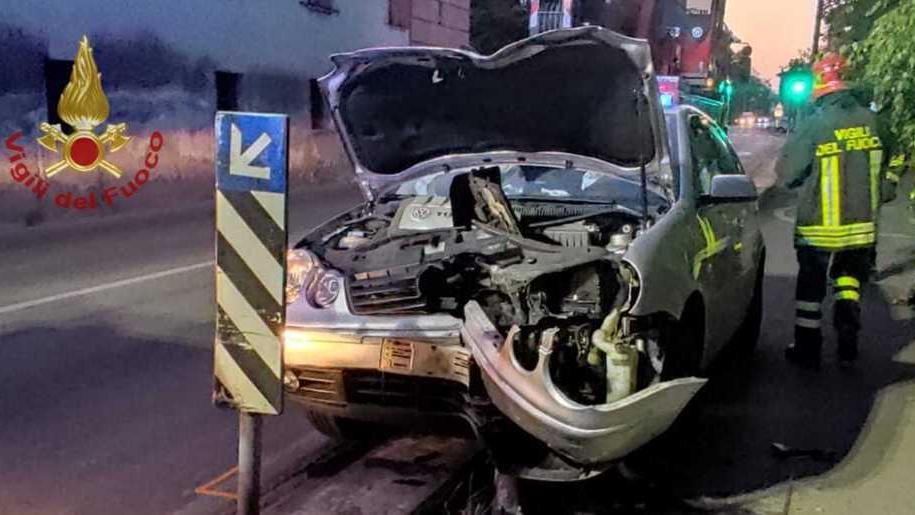 Schianto contro un lampione