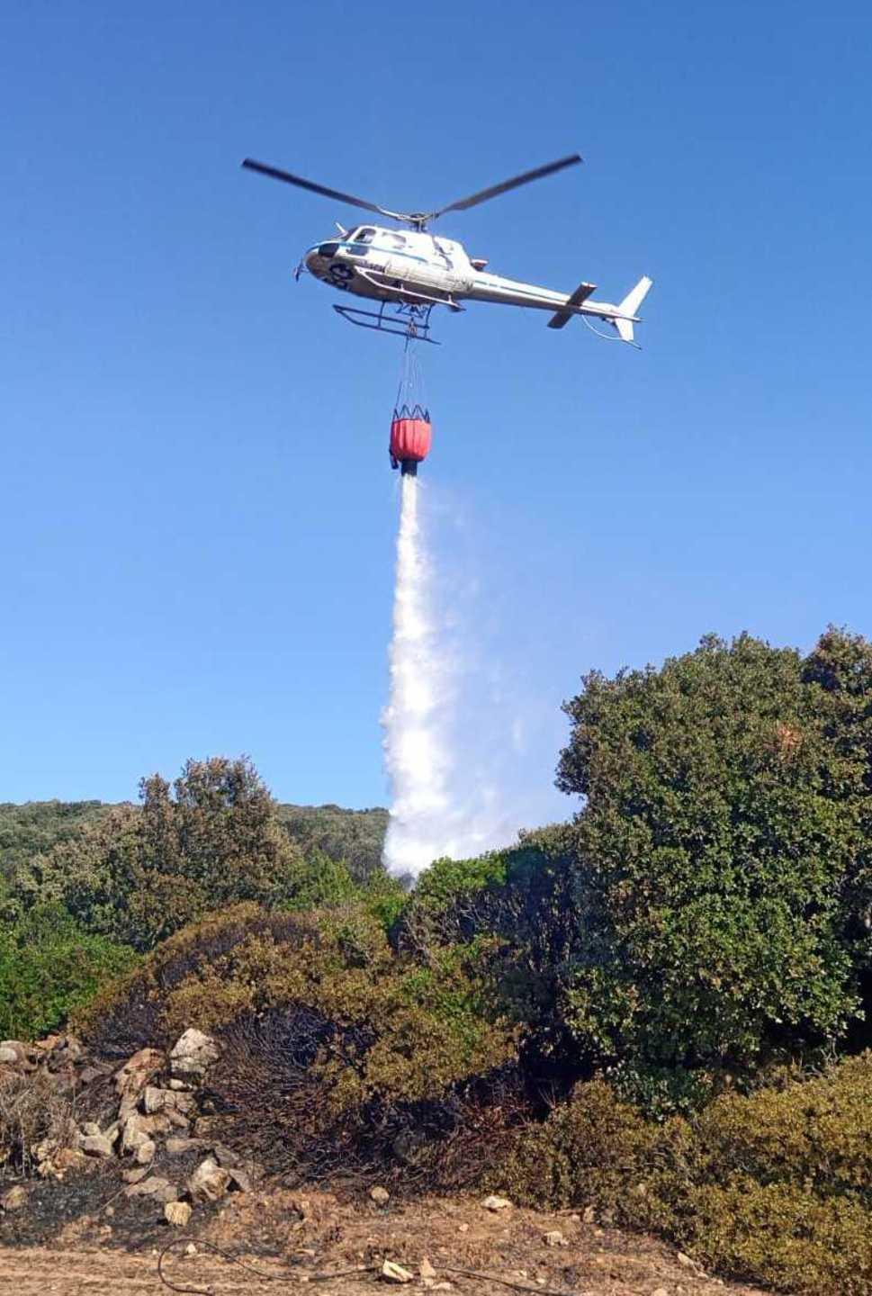 Fuoco a La Corte la Forestale interviene con l’elicottero