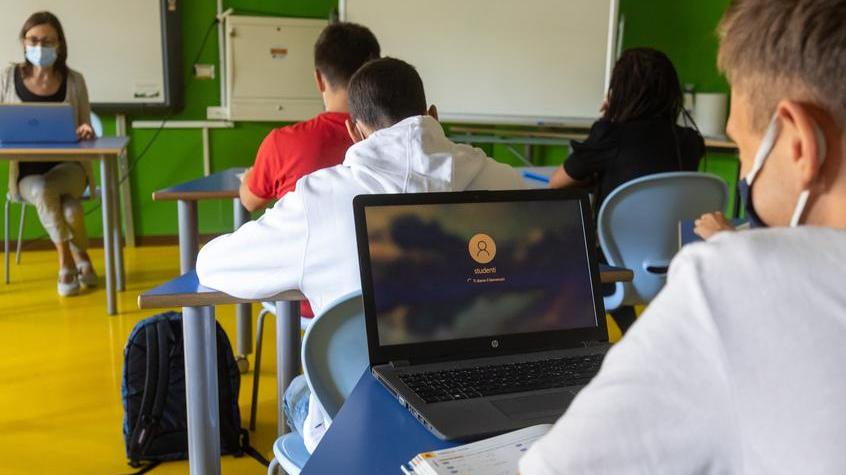 Ferrara, tutti in classe con la mascherina. Tamponi e quarantena con positivi