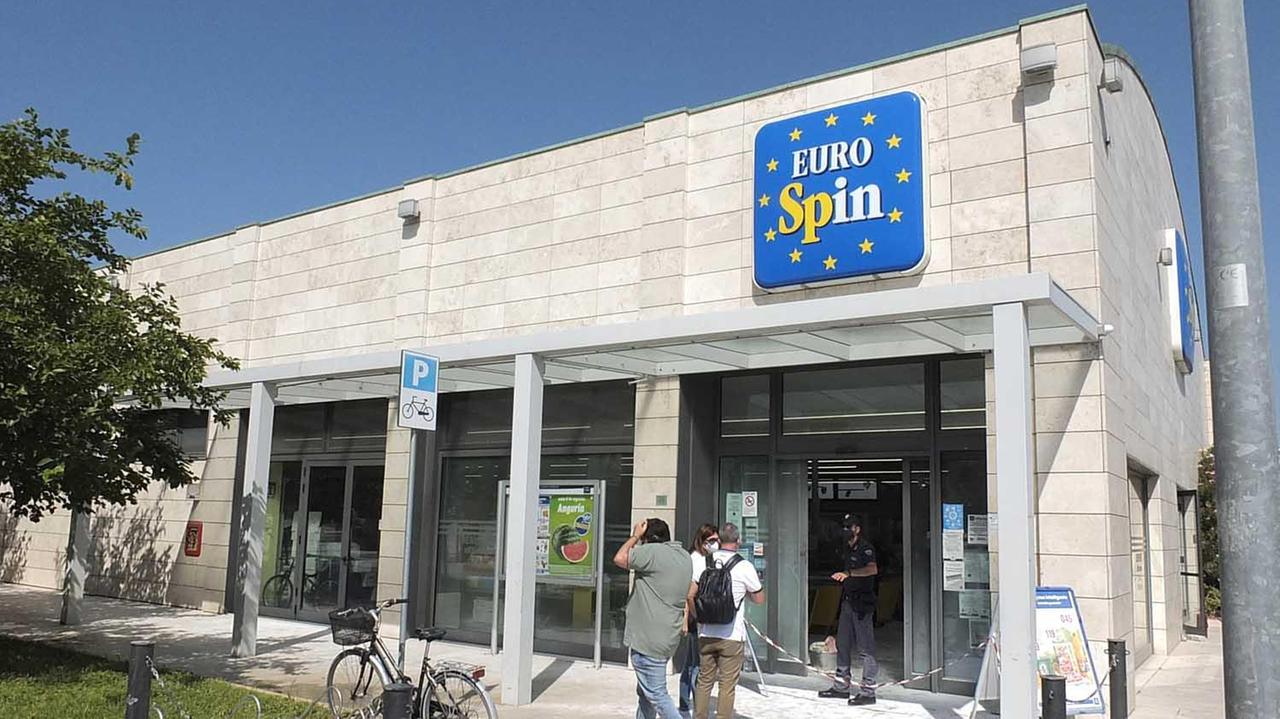 Incendio all’Eurospin a Porta a Mare, il resaponsabile è stato denunciato
