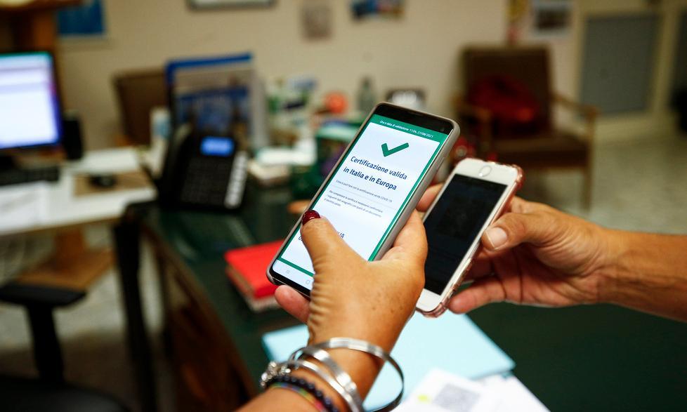 Vaccini fatti, ma il Green pass non arriva: «A 18 anni prigioniero della burocrazia» 