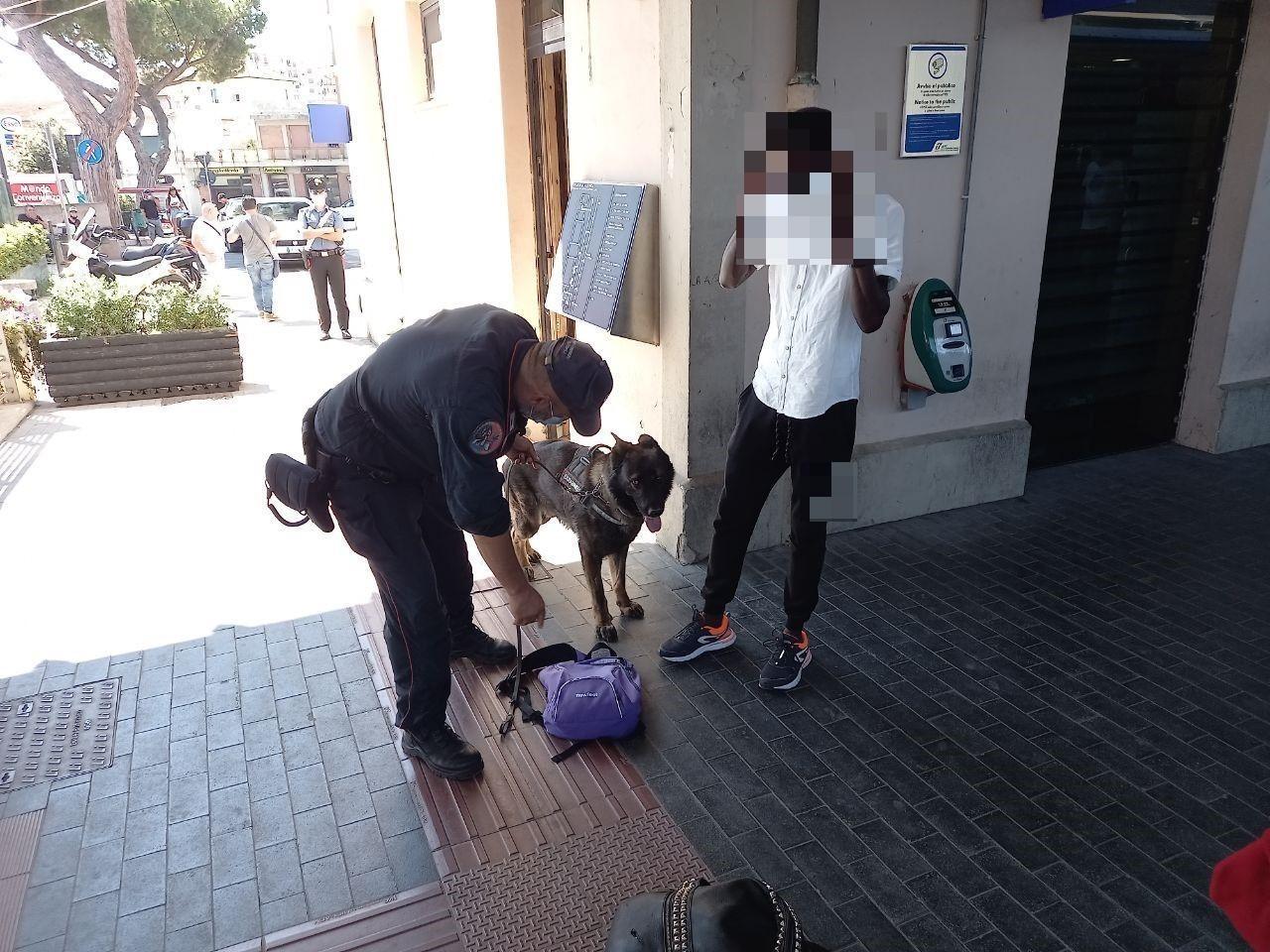 Nasconde la droga dietro la mascherina: denunciato
